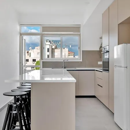 Phaedrus Living: Romanou Modern Center Flat *