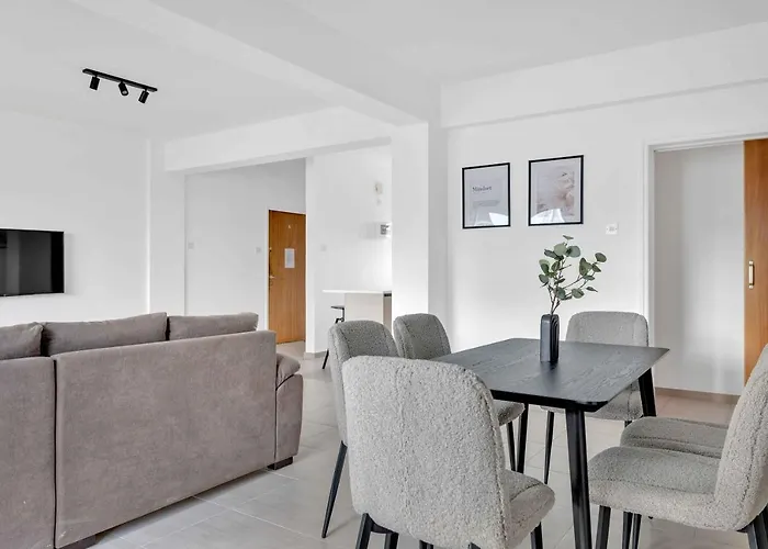 Phaedrus Living: Romanou Modern Center Flat *