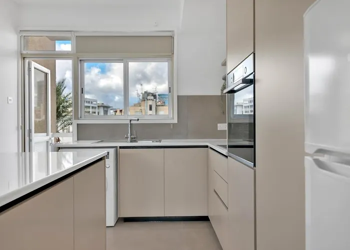 Phaedrus Living: Romanou Modern Center Flat