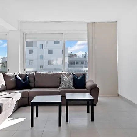 Phaedrus Living: Romanou Modern Center Flat *