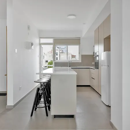 Phaedrus Living: Romanou Modern Center Flat