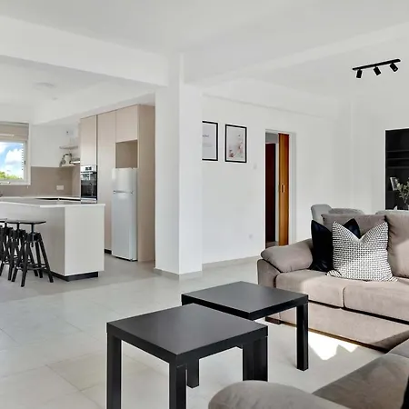 Phaedrus Living: Romanou Modern Center Flat דירה *