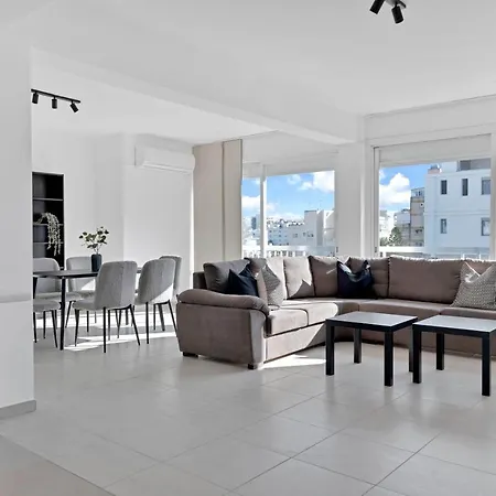 Phaedrus Living: Romanou Modern Center Flat Lägenhet