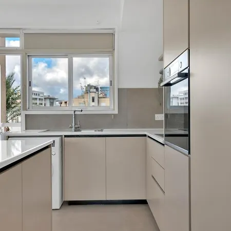 Phaedrus Living: Romanou Modern Center Flat