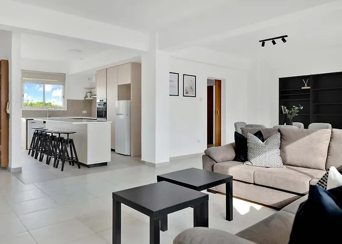 Phaedrus Living: Romanou Modern Center Flat アパート *