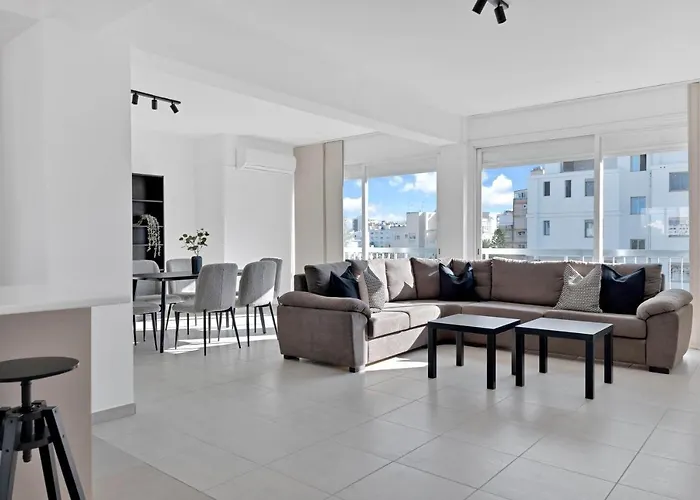 Phaedrus Living: Romanou Modern Center Flat アパート