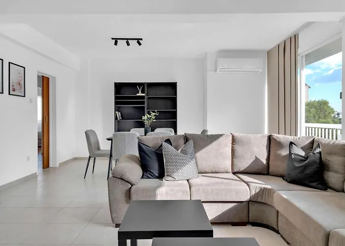 Phaedrus Living: Romanou Modern Center Flat *