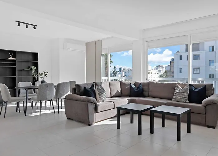 Phaedrus Living: Romanou Modern Center Flat