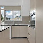 Phaedrus Living: Romanou Modern Center Flat