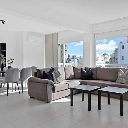 Phaedrus Living: Romanou Modern Center Flat